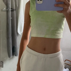 Kort tie dye linne  - Kort grönt tie dye linne från Zaful strl S men passar XS också, aldrig använt                                                                Frakt 66kr spårbar