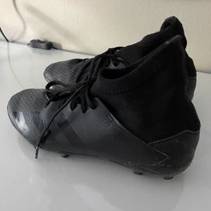 fotbollsskor   - svarta adidas fotbollsskor som har andvänds några fåtal gånger, i bra skick. I storlek 38, köpa på Stadium :)