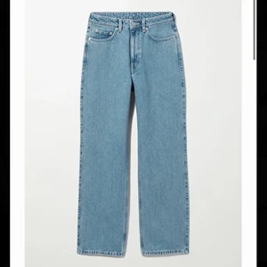 Jeans - Raka jeans i modellen Rowe från weekday. Fint skick🥰 Storlek 27/32 (jag har vanligtvis 36/S i jeans).