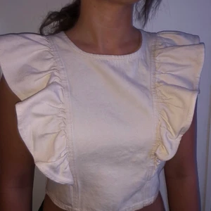 Krämvit denim-topp från Gina stl S - Helt ny krämvit topp i denim från Gina Tricot. Endast testad, lappen sitter kvar. Säljer för halva orginalpriset!