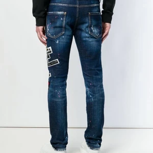 Dsquared2 medelhöga skinny-jeans -  Knappt använda Dsquared2 Jeans i storlek 42. Har kvitto till de. Jag står frakten. Kan gå ner i pris vid snabbköp