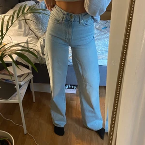 Wide jeans lager 157 - Sjukt snygga vida jeans i modell ”boulevard” med hög midja från lager 157. Använda ca 4 ggr och köpta för 300 kr. Är 161 cm och de är lite långa på mig, men tycker det är snyggt. Köp för 200 kr + 66 kr frakt💞