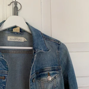 Jeansjacka - Blå jeansjacka strl 34, använd endast någon enstaka gång, köparen står för eventuell fraktkostnad :)