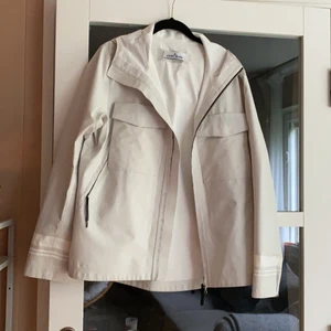 STONE ISLAND vindjacka Strl M  - Supersnygg jacka från Stone Island. Skulle vilja säga att den är unisex. Vind och vattentät. Beige. Lite oversize i modellen. Köpt för 4600. Hämtas i Hägersten eller skickas med posten för 99kr inom Sverige. 