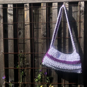 🤍💜 Handgjord virkad väska 💜🤍 - Handgjord virkad väska i lila och vitt. Gjort av garn på rester från textilindustrin 🌱 Ca 30 x 15 cm 