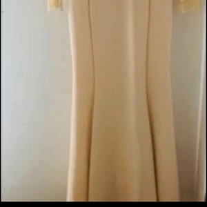 Klänning i storlek M - Här säljer jag en fin klänning som är helt ny.