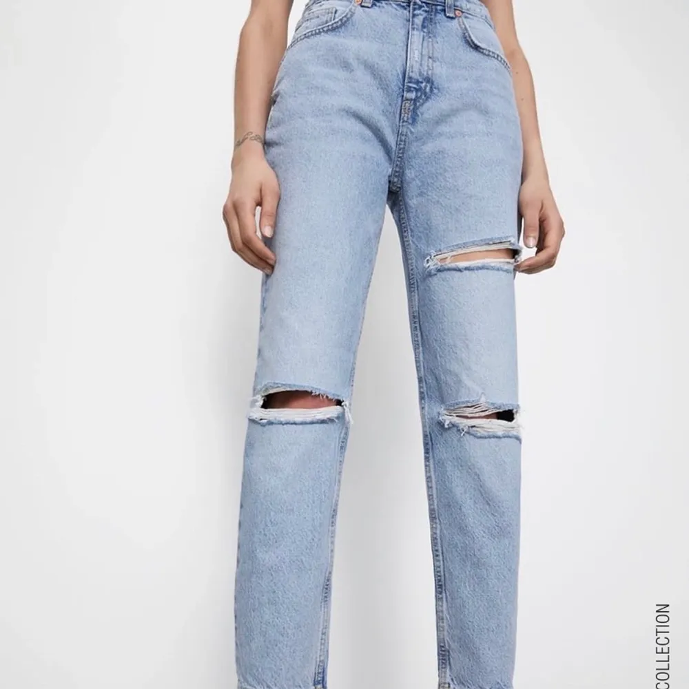 Jätte snygga zara jeans , som nu mera inte finns kvar i butik! Dom är i ett jätte bra skick och är använda ett få tal gånger!. Jeans & Byxor.