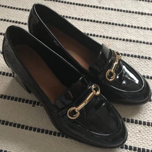 asos design loafers skor - supertrendiga och så coola skor från asos design. superfint skick och den enda synliga defekten är sulans lätta repor (inte nedslitet). frakt tillkommer, tar reda på vad det kostar!