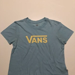 Blå vans -shirt men gult tryck - Vans t-shirt blå med gult tryck lite ljusare blå i verklighetern än på bild använd få gånger, i bra skick! Strl large men liten i storleken