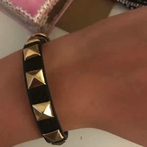 Armband - Likt valentino! Buda eller köp direkt för 100kr + frakt!
