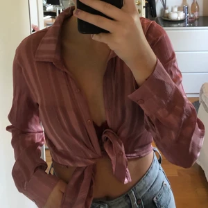 Rosa glittrig skjorta/blus - En glittrig rosa skjorta/blus som går att styla på flera olika sätt. Bekväm och tunt lite genomskinligt material.