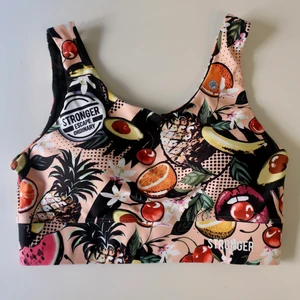 Stronger sport bh storlek s - Oanvänd sport bh från Stronger i storlek s. 100 kr