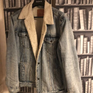 Levis fodrad jeansjacka XL - Levis fodrad jeansjacka i storlek XL, i gott skick och har inga stora defekter , önskas fler bilder så kan det lösas. Mått: Bröst: 111.8- 116.8, Midja: 95.5-101.6 Bakdel: 111.8- 116.8 . Köparen står för frakten
