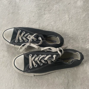 Converse  - Låga äkta Converse i använt skick, finns en liten defekt på sidan som syns lite på bilden. 