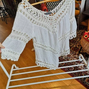 Virkad blus boho hippie  - Fin vit blus! Onesize. Passar väl typ XS till L beroende på hur man vill ha den. Men bäst på typ S/M. Fint skick. 90kr pp
