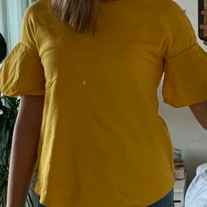 Gul volang tröja, storlek xs - Bra skick !