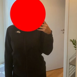 Nike zip hoodie  - Säljer min svarta Nike zip hoodie för att den inte kommer till användning. Inte använt många gånger. Köpte på kidsbrandstore för ca ett år sedan. Säljaren står för frakten.