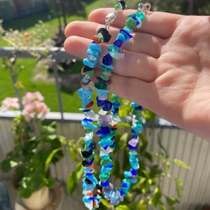 Halsband - Två egengjorda halsband med syntetiska stenar😊 90kr st + 12kr frakt! Elastisk tråd :)