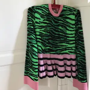 Denna är helt oanvänd. Den har ett litet litet hål på framsidan (se bild 2). Oversized fit. Med zebra mönster i svart och grönt och rosa och svart stickad nertill.