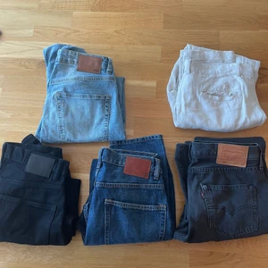 Jeans och linnebyxa - Lager 157 vida jeans: svart, mörkblått, ljusblått. Passar dig som är ca 175-180. Sparsamt använda. 99 kr/styck, 200 kr för alla 3. Levis 501: strl 30/32. 250 kr, väldigt fint skick! Linnebyxor Zara: strl 40, passar dig som är mellan 170-175. Fint skick! 200 kr. Finns i Linköping köpare står för eventuell frakt.