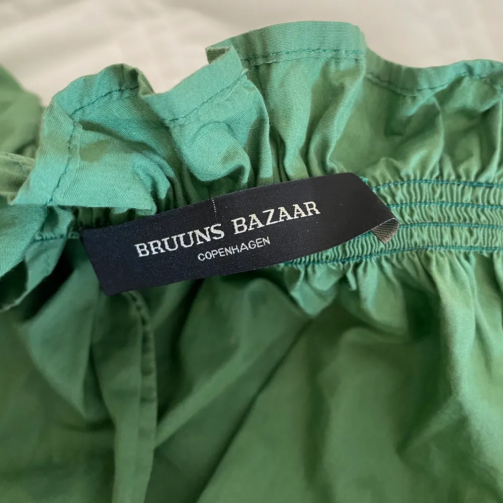 Bruuns Bazaar klänning i toppen skick. Nypris runt 1000kr. Sitter superfint på och har även fickor. Skriv om du har fler frågor eller om du vill se fler bilder :) . Klänningar.
