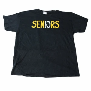 Seniors - Vintage Graphic Tee - En riktigt Nice tröja med ett orange tryck över bröstet samt på ryggen. Perfekt för en baggy outfit med en graphic t-shirt. Thriftad för väldigt länge sedan.