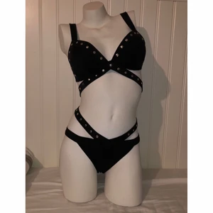Svart bikini med nitar. Storlek s och m. - Svart bikini med nitar! Toppen är i storlek 36/s och trosorna är i storlek 38/m. ALDRIG använda! Säljer dem tillsammans för 40kr.