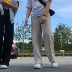 Linnebyxor  - Säljer dessa linnebyxor från HM då de inte kommer till användning. Hör av er för fler bilder eller liknande💕 Jag är 172! Köpare står för frakt men kan mötas upp i Stockholm!