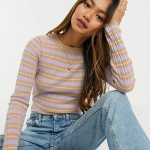 Randig topp - Säljer denna fina topp från Asos för att jag inte fått någon användning för den tyvärr.. storlek 38 men passar även 36. använd Max 2 gånger så är i nyskick! Slutsåld på Asos💛