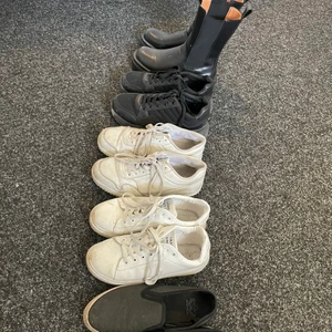 diverse skor - Olika sorters skor som jag inte använder längre. en del har fläckar men lätta att bara torka av. Skriv privat för fler frågor. säljer för 50kr/par + frakt. Priser på en del går att diskutera