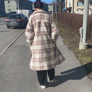 Kappa - Säljer denna kappa från H&M (Beige) tog en bild från hemsidan med för en tydligare bild. Kostar 600kr ny säljer för 300 plus frakt. Stl XS men är oversized. Superskönt till hösten! I nyskick endast använd typ 5 gånger. 