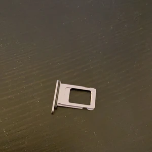 Simkortshållare - Hållare till simkort iphone 11 original apple i lila färg! 