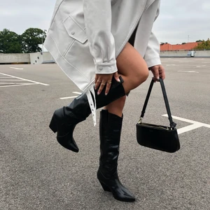 Höga cowboy boots - Ett par stövlar som inte kommer till användning och därför inte använda mer än ett fåtal gånger, nyskick. Storlek 37. 