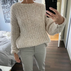 Stickad tröja från mango  - Oversized stickad tröja från mango. Ljus rosa/ beige. Oanvänd 