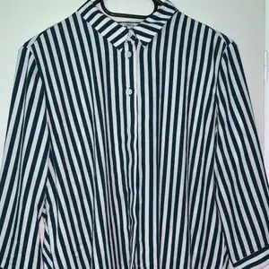 superfin grönrandig skjorta/ blus från monki i storlek s! använd två gånger och säljer då den är för liten och därför inte används längre. jättebra skick då den mest hängt i garderoben. 💚