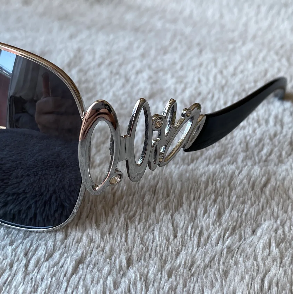 Snygga solglasögon med y2k-vibe. Fin strass på bågen som man ser på andra bilden💞. GRATIS FRAKT. Accessoarer.