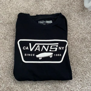 Långärmad Vans T-shirt  - Långärmad tröja från Vans och den är väldigt mjuk och skön 😌 inga cracks så den är fint skick