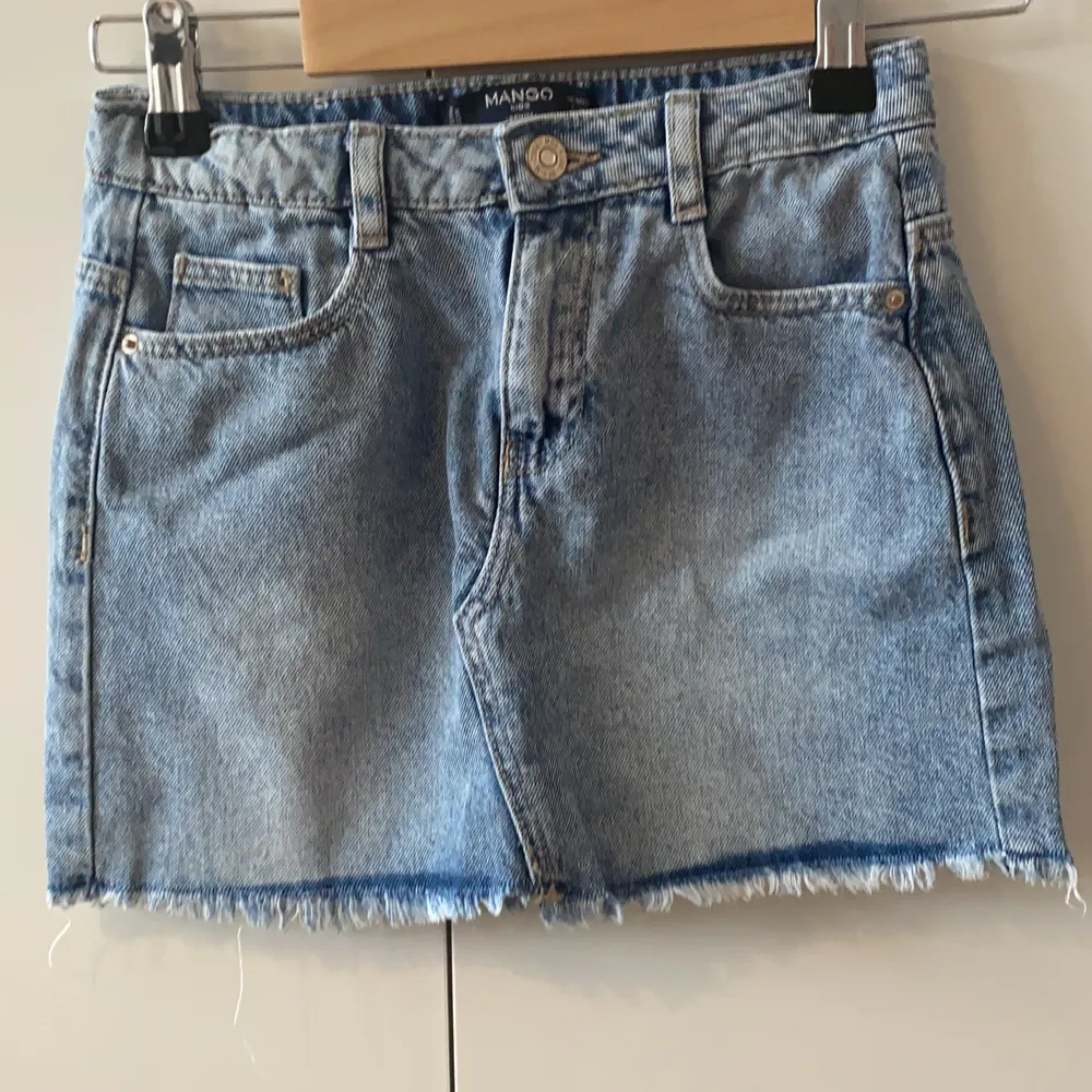 Fin jeanskjol från Mango. Storlek 128. 7-8år. Kjolar.