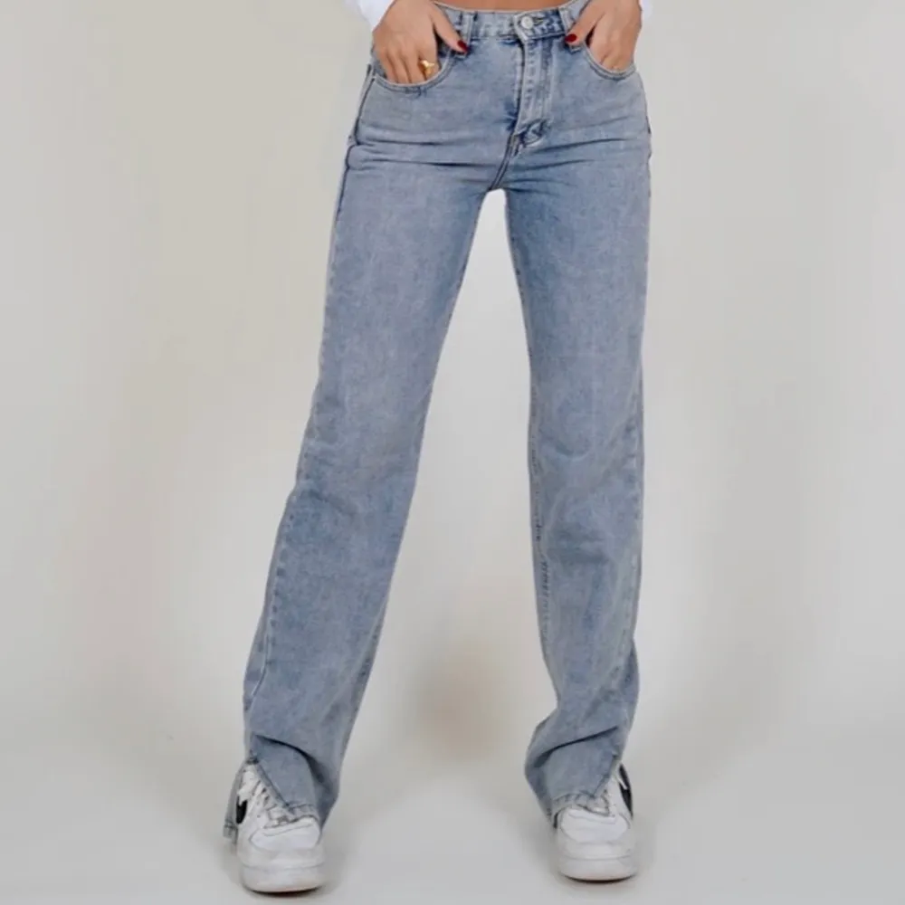 Funderar på att sälja mina populära Venderby’s jeans i modell Lexi ljusblå. 🤩 Jättefin slits nertill. Slutsålda på hemsidan. Storlek XS, men passar även S. Nyskick, endast använda två/tre gånger. Köparen står för frakten. Betalning sker via SWISCH. Skriv för fler bilder och vid intresse!! . Jeans & Byxor.
