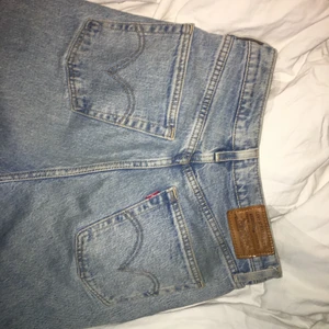 Levis Jeans - Snygga ljusblåa levisjeans i bra skick! Sitter snyggt och bekvämt och dom går ner till fötterna på mig💕⚡️