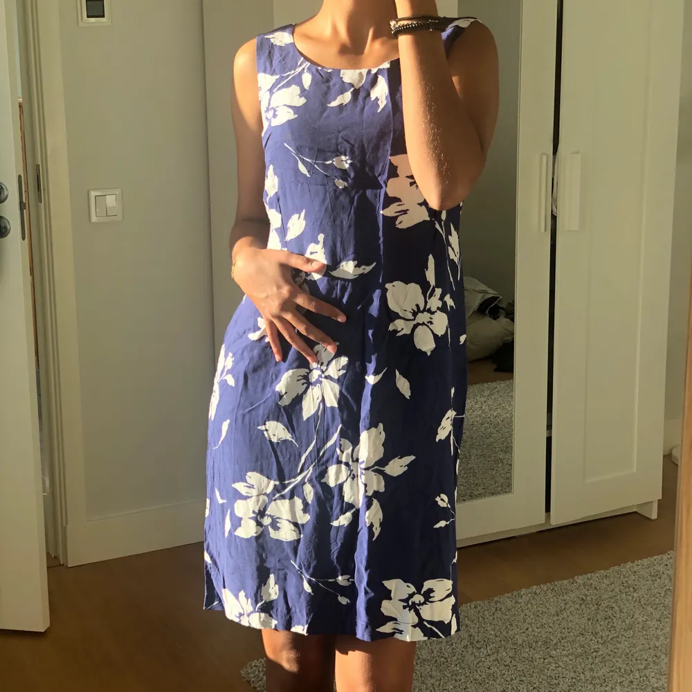 Blommig blå/vit 60-tals klänning av Ann Winnéus 💙 Lätt material, perfekt till sommarkvällar och även för kyligare tider under en go kofta 😇 . Klänningar.