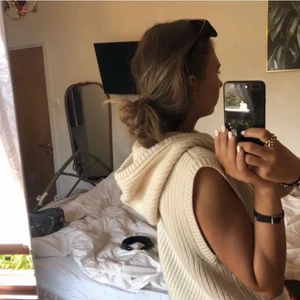 Stickad hoodie från zara - !!Lånade bilder!! Köpt i våras på zara men aldrig använd. Så fin nu till höst. Storlek M men sitter som S. Skriv till mig för egna bilder!!💗 ( fler intresserade så budgivning)