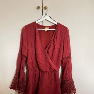 En röd/mörkröd jumpsuit från h&m i storlek 34. Använd väldigt få gånger. V-ringad med vida ärmar. Säljer för 50kr + frakt.