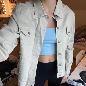 Beige jeansjacka - Jeansjacka från Cappucini i strl 44, men väldigt liten i strl passar mig som har strl S.