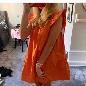 Jättesöt orange klänning - Säljer nu denna jättesöta orange klänning som jag köpte i somras. Älskar den men tycker inte färgen passar så fint på mig. Säljer den nu därför❤️❤️skriv för fler bilder!!