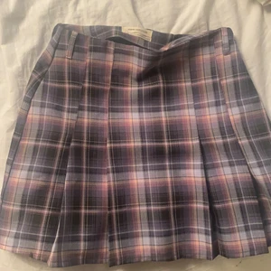 Urban outfiten kjol - Köpte för 500 ochvhar använt ca 2 ggr, priset kan diskuteras. Den är i xs men passa även mig som har s (36), kan mötas upp eller frakta 