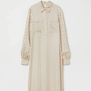 Prickig klänning  - Prickig långklänning från H&M i storlek S, använd en gång💘