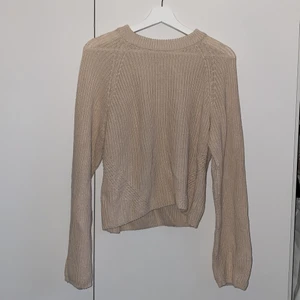 Stickad tröja  - Stickad tröja från Gina i beige, storlek S jag kan mötas upp i Eskilstuna annars står köparen för frakten ❤️🌟