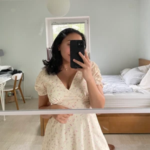 Blommig klänning - Säljer denna ljusgula klänning med blommor från Chiquelle i storlek XS. Frakt på 66kr tillkommer. Nypris 499kr.