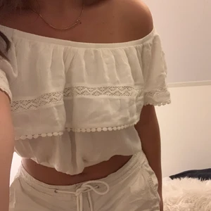 Bohemisk topp - En riktigt söt vit topp i bohemisk stil, luftig, skön och endast använd ett par gånger.🤍 I storlek 36 (passar xs-m). Frakt tillkommer: 24kr. 💌❤️